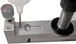 Lubricate the axle groove